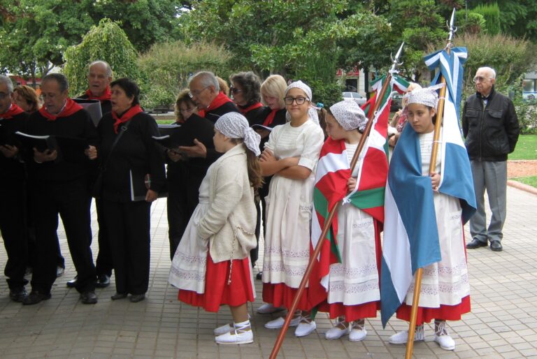San Ignacio llega con misa, coro y bailes